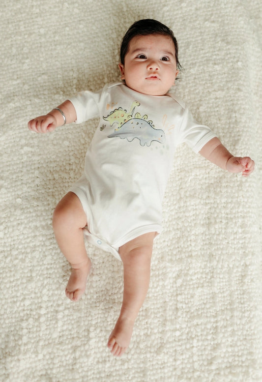 (Preventa – Entrega en 3-4 semanas) Body bebé de manga corta – Dino Screenprint