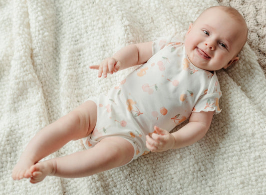 (Preventa – Entrega en 3-4 semanas) Body bebé de manga corta con volantes – Cherry Picking