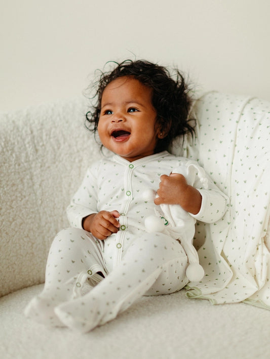 (Preventa – Entrega en 3–4 semanas) Pijama orgánico con broches frontales – Mono de bebé con pies – Hearts