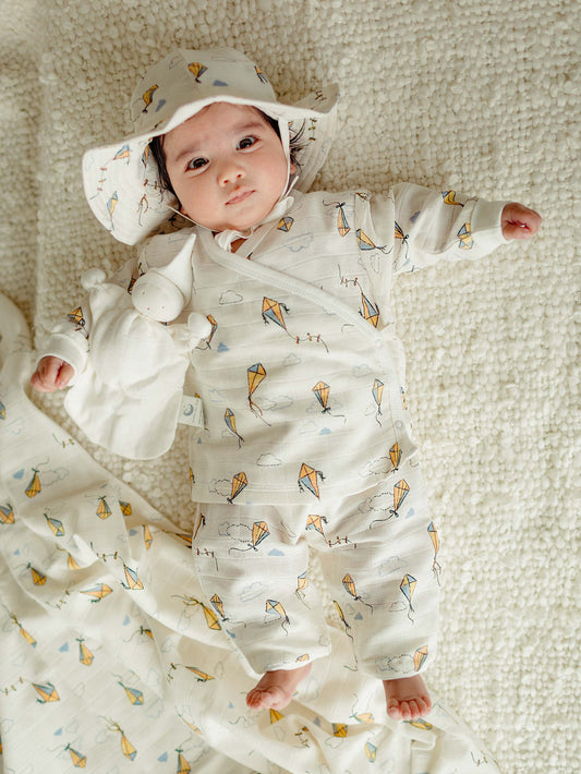 Bebé vistiendo mono de bebé de dos piezas de algodón orgánico – kimono con broches laterales y pantalón, diseño Kites