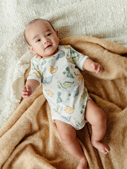 (Preventa – Entrega en 3–4 semanas) Body bebé de manga corta – Dino – Algodón orgánico