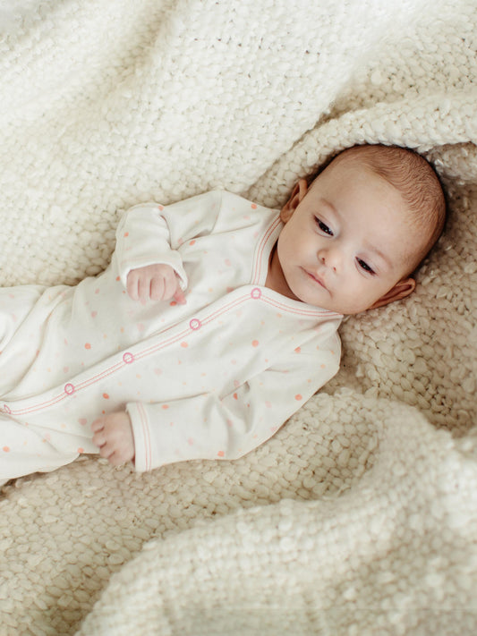 (Preventa – Entrega en 3–4 semanas) Mono para bebé niña con broches delanteros – Pink Dots