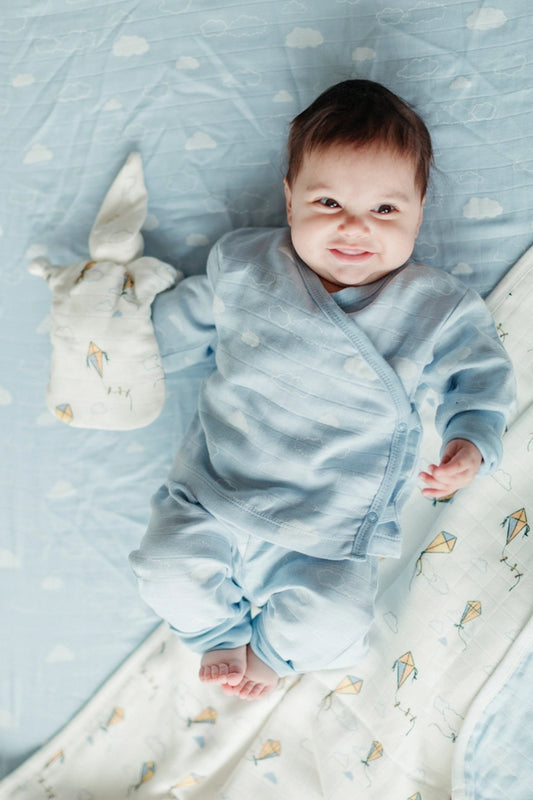 (Preventa – Entrega en 3–4 semanas) Mono bebé muselina – Conjunto top y pantalón – Clouds