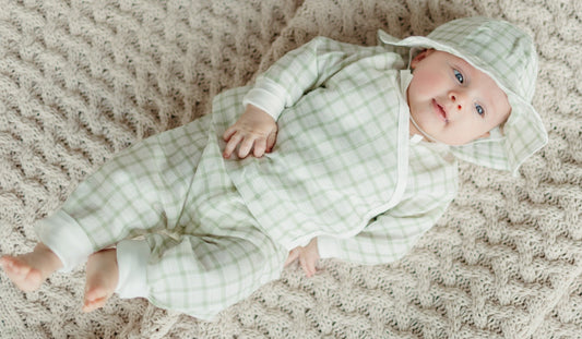 (Preventa – Entrega en 3–4 semanas) Conjunto muselina bebé – Top cruzado y pantalón – Windowpane Sage