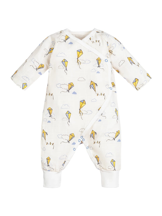 Mono de bebé estilo kimono con broches laterales y estampado de cometas, confeccionado en algodón egipcio 100% orgánico – perfecto para la piel delicada del bebé