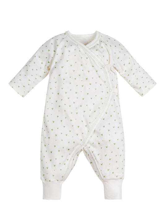 Mono de bebé estilo kimono con broches laterales y estampado de corazones en color verde salvia, confeccionado en algodón egipcio 100% orgánico – suave y perfecto para pieles sensibles