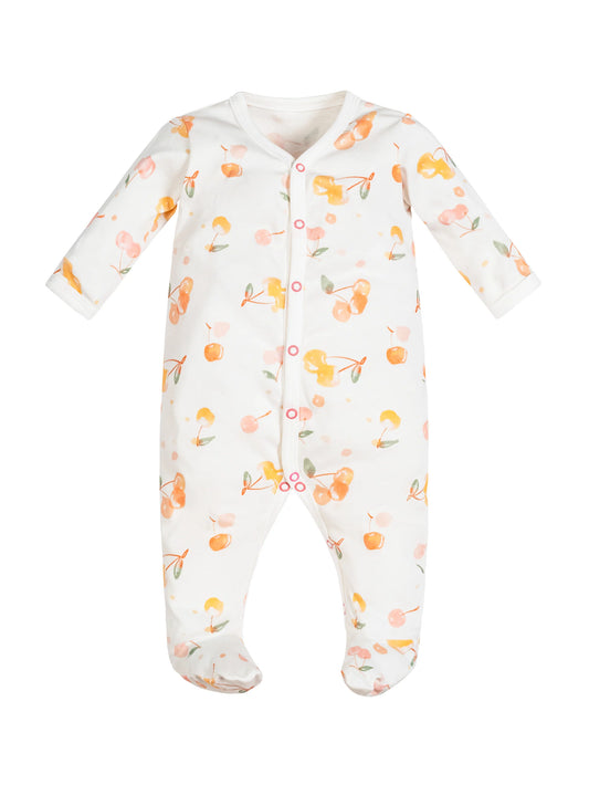 Pijama de bebé con broche frontal y pies cubiertos, con estampado de cerezas. Hecho de algodón egipcio 100% orgánico – suave, cómodo y perfecto para recién nacidos