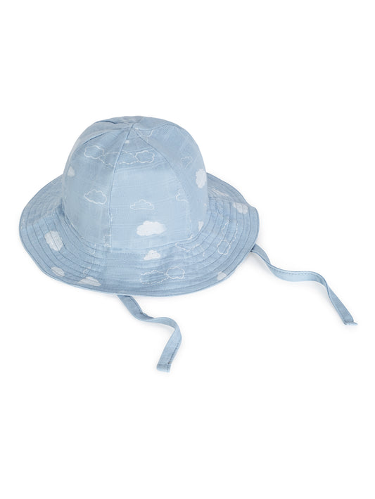 Sombrero para bebé con estampado de nubes, hecho de algodón orgánico suave y transpirable. Ideal para proteger del sol.