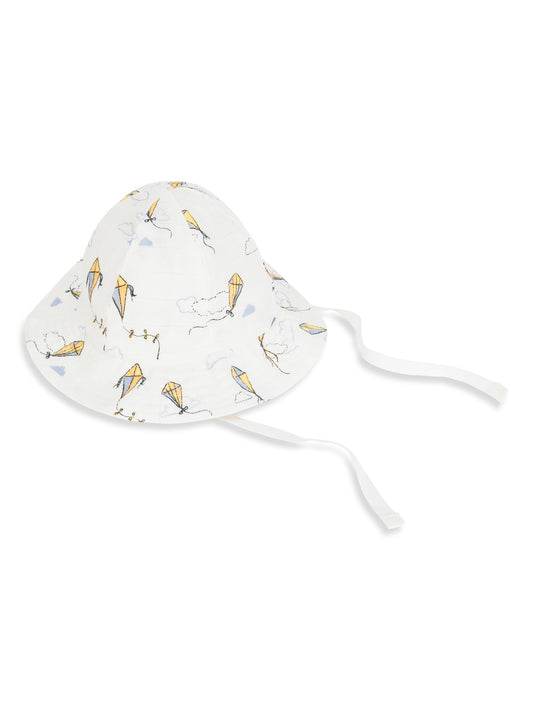 Sombrero para bebé con estampado de cometas, confeccionado en algodón orgánico suave y transpirable – ideal para días soleados
